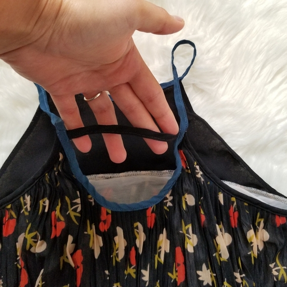 UO Cooperative Pleated Floral Swing Top Small - Picture 7 of 10